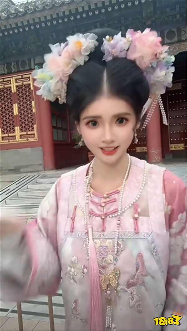 狗頭蘿莉賣煎餅3年后疑回歸cos圈：泳池視頻20w贊，網(wǎng)友吵翻：不賣餅了？