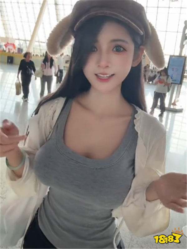 狗頭蘿莉賣煎餅3年后疑回歸cos圈：泳池視頻20w贊，網(wǎng)友吵翻：不賣餅了？