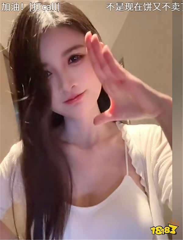 狗頭蘿莉賣煎餅3年后疑回歸cos圈：泳池視頻20w贊，網(wǎng)友吵翻：不賣餅了？