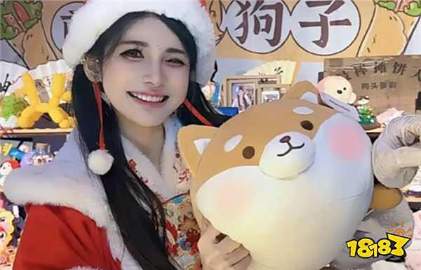 狗頭蘿莉賣煎餅3年后疑回歸cos圈：泳池視頻20w贊，網(wǎng)友吵翻：不賣餅了？