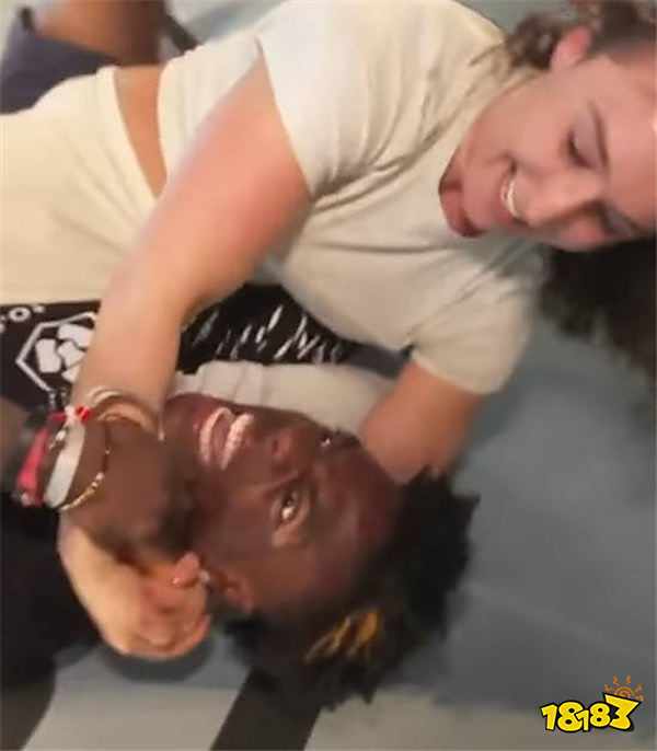 甲亢哥UFC總部耍帥翻車:被前脫衣舞女選手三次干服!