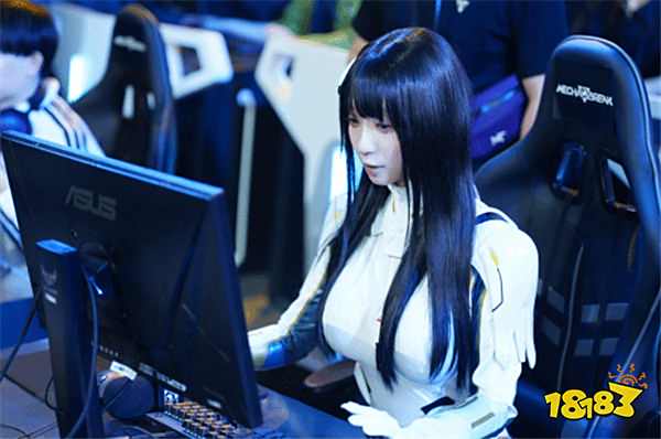 《解限機》TGS展臺排200分鐘!超美Coser開機甲,推特沖熱搜前四!