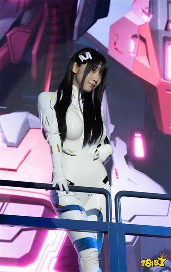 《解限機》TGS展臺排200分鐘!超美Coser開機甲,推特沖熱搜前四!