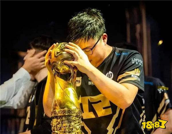 人情世故拉满!Faker被问职业生涯中最大的对手是谁,竟如此回答?!