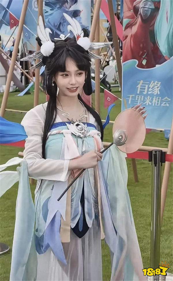 王者嫦娥Coser从全网骂到自费7.8万道歉!吐舌头抠肚脐引众怒,补偿皮肤却让玩家吵翻?