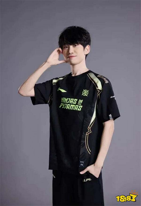 Doinb遭好兄弟新一“背刺”?无视昔日矛盾现身南波儿直播间稳坐C位,网友吵翻:忘本了?