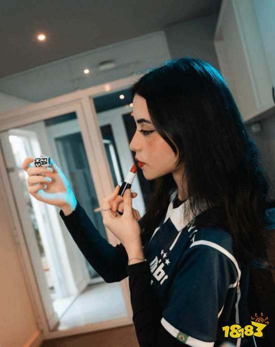 妈妈我恋爱了!巴西21岁“瓦学姐”比赛卖萌疯传全球,4年逆袭夺冠!