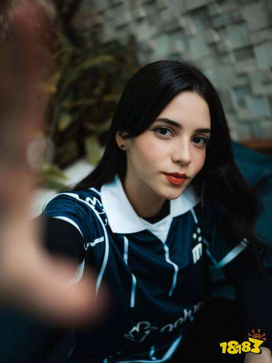 妈妈我恋爱了!巴西21岁“瓦学姐”比赛卖萌疯传全球,4年逆袭夺冠!