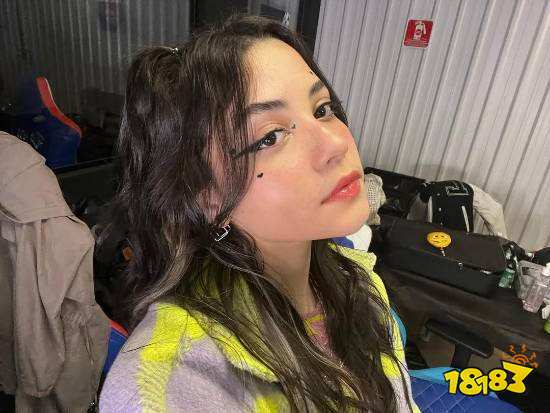 妈妈我恋爱了!巴西21岁“瓦学姐”比赛卖萌疯传全球,4年逆袭夺冠!