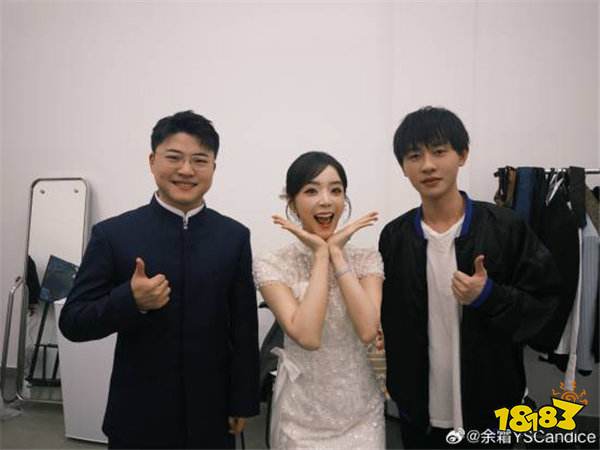 S15落幕,美女主持余霜晒Faker+Uzi神仙合影,深情告别看哭网友!