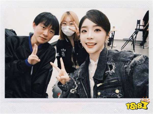 S15落幕,美女主持余霜晒Faker+Uzi神仙合影,深情告别看哭网友!