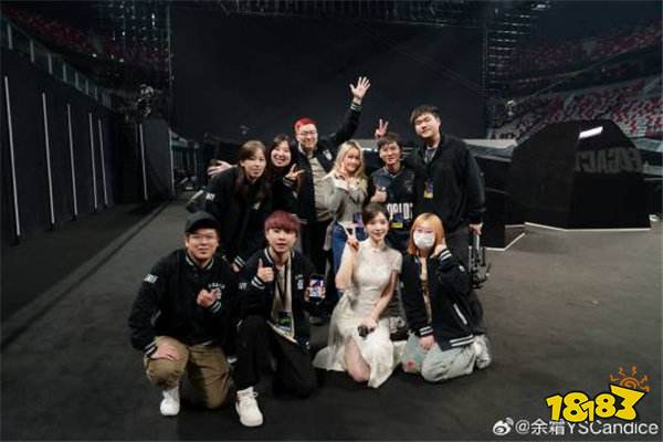 S15落幕,美女主持余霜晒Faker+Uzi神仙合影,深情告别看哭网友!