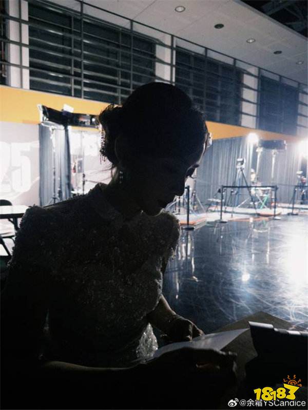 S15落幕,美女主持余霜晒Faker+Uzi神仙合影,深情告别看哭网友!