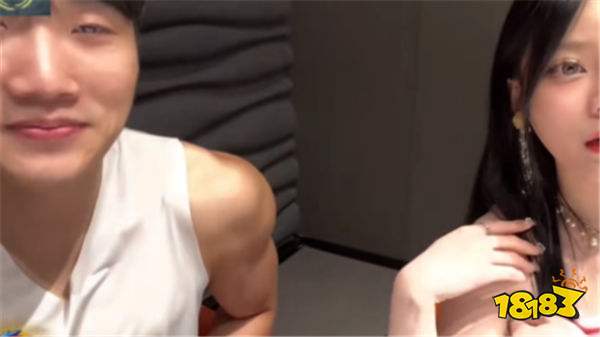 伞皇户外直播遭女嘉宾猛摸肌肉？！女嘉宾主动提议互摸被婉拒！