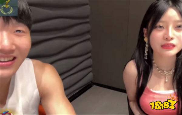 伞皇户外直播遭女嘉宾猛摸肌肉？！女嘉宾主动提议互摸被婉拒！