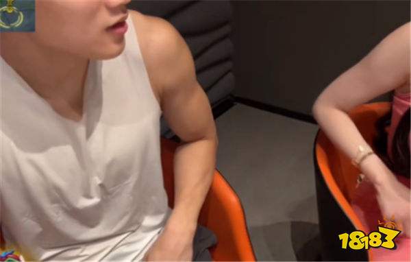 伞皇户外直播遭女嘉宾猛摸肌肉？！女嘉宾主动提议互摸被婉拒！