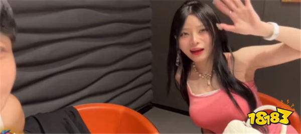 伞皇户外直播遭女嘉宾猛摸肌肉？！女嘉宾主动提议互摸被婉拒！