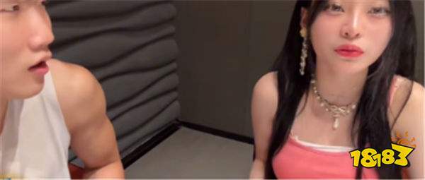 伞皇户外直播遭女嘉宾猛摸肌肉？！女嘉宾主动提议互摸被婉拒！