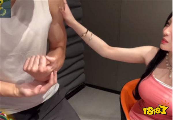 伞皇户外直播遭女嘉宾猛摸肌肉？！女嘉宾主动提议互摸被婉拒！