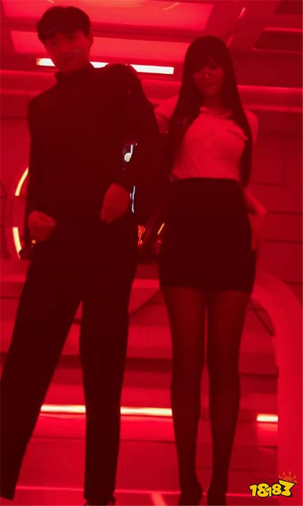 伞皇户外直播遭女嘉宾猛摸肌肉？！女嘉宾主动提议互摸被婉拒！