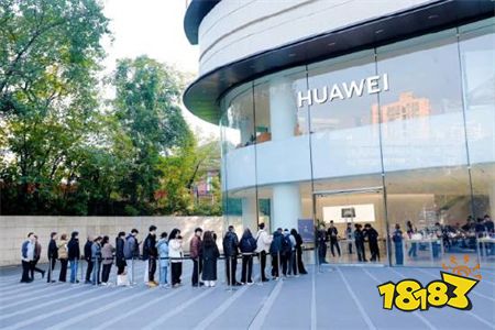 华为Mate80线下门店人气爆棚，全国多地出现大排长龙的盛况！