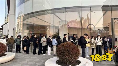 华为Mate80线下门店人气爆棚，全国多地出现大排长龙的盛况！