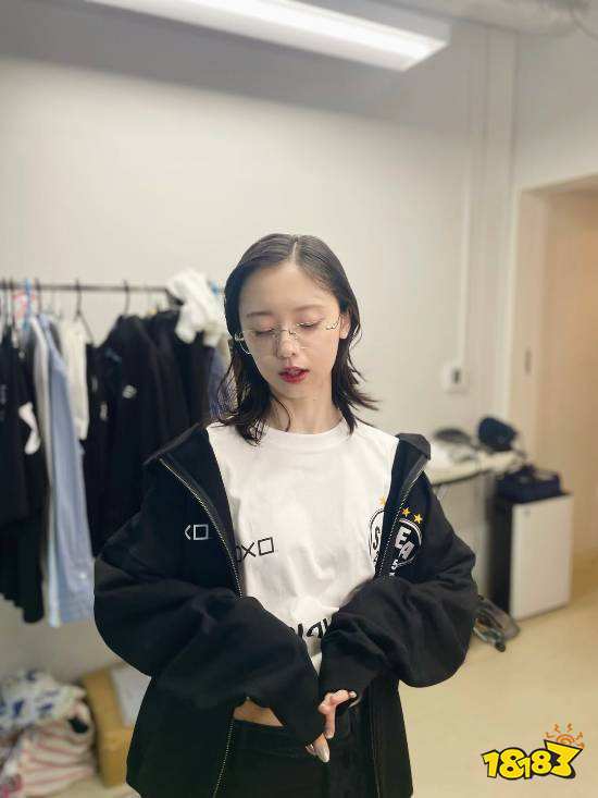 加藤小夏 联名拍摄幕后花絮图2