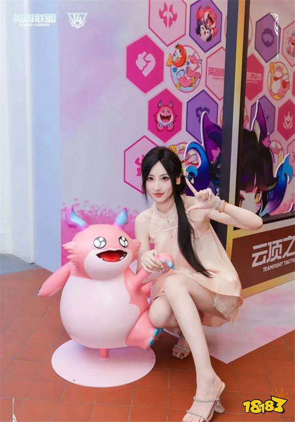 LPL女解说鼓鼓跟榜一大哥相约洗浴中心？！要求大哥带她去商K帮点两男模！