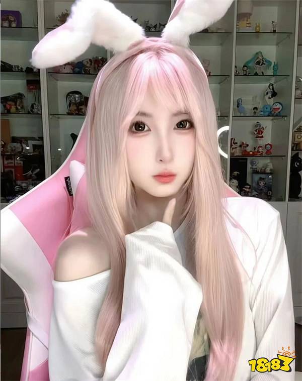 LPL女解说鼓鼓跟榜一大哥相约洗浴中心？！要求大哥带她去商K帮点两男模！