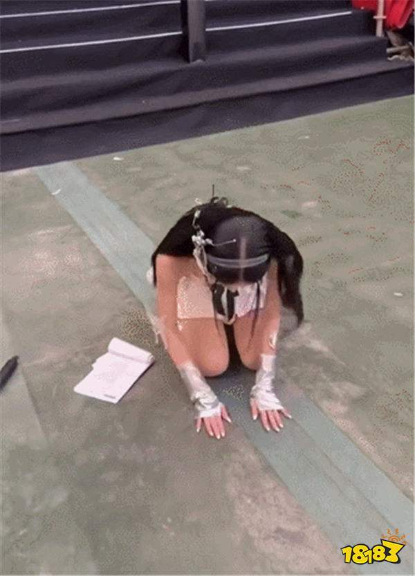 LOL越南表演赛美女主持人现场念错T1选手ID，急忙下跪道歉？！连夜发文表诚恳！