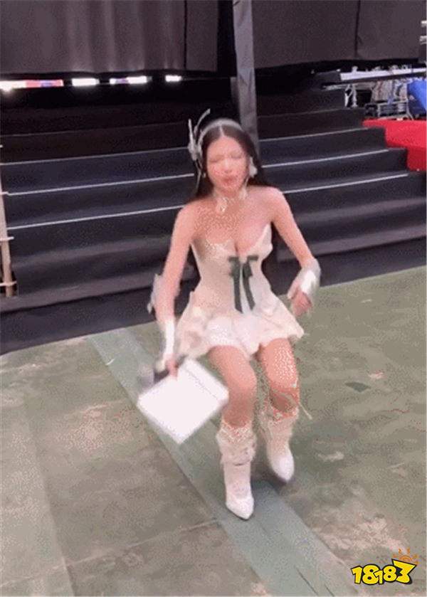 LOL越南表演赛美女主持人现场念错T1选手ID，急忙下跪道歉？！连夜发文表诚恳！