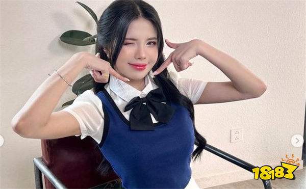 LOL越南表演赛美女主持人现场念错T1选手ID，急忙下跪道歉？！连夜发文表诚恳！