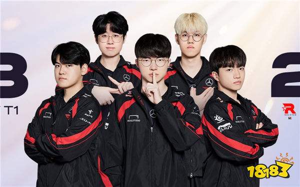 LOL越南表演赛美女主持人现场念错T1选手ID，急忙下跪道歉？！连夜发文表诚恳！