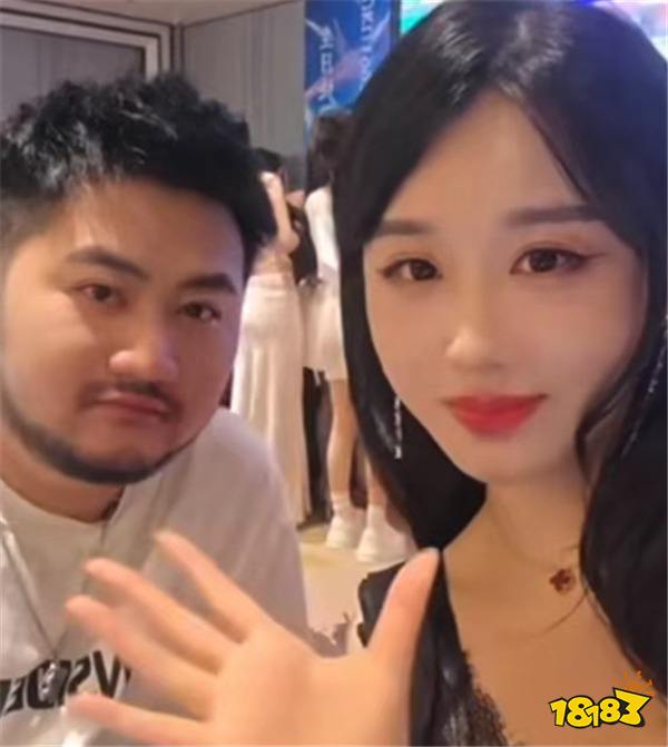 轩子巨2兔圣诞与茄子共同参加活动闹连环乌龙：误以为茄子是“W”？茄子急喊“我不是成都的”！