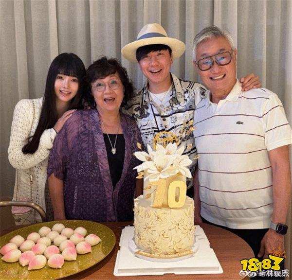 林俊杰深夜官宣恋情!小21岁女友颜值封神,还COS过蒂法!