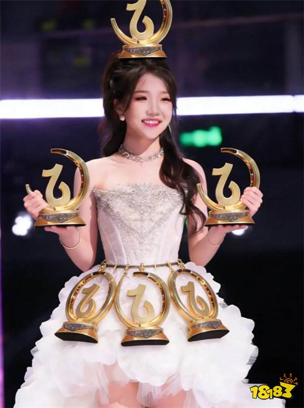 旭旭宝宝豪掷300万刷1000个嘉年华，助美女爱徒登顶区赛，网友急喊：嫂子不会吃醋吧？