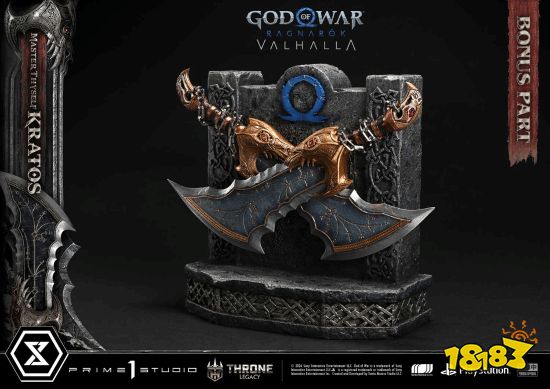 雕像背部视角展示披风与背部铠甲纹路