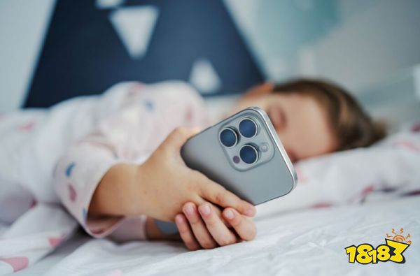 关于科技产品成瘾的研究论文封面或相关图示