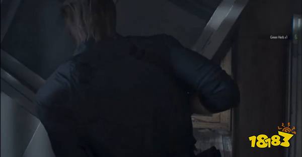 里昂身着紧身衬衫的全身或半身造型画面