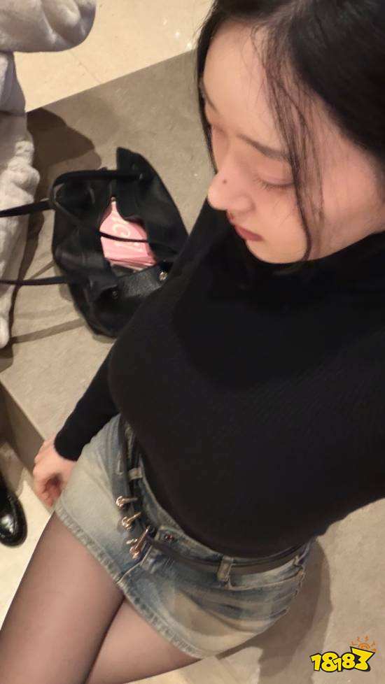 申才恩冬日黑毛衣短裙造型美照四