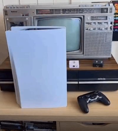 PS5成功连接80年代老式便携电视机运行,转换设备是关键