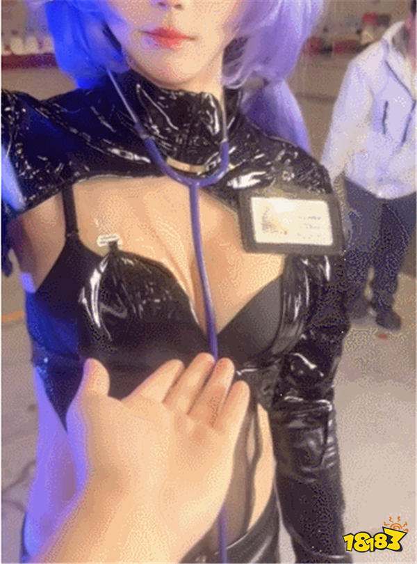 LPL名宿笑笑漫展封神!公主抱女Coser深蹲5个,爆金币347万后,老艺术家的从容藏不住了!