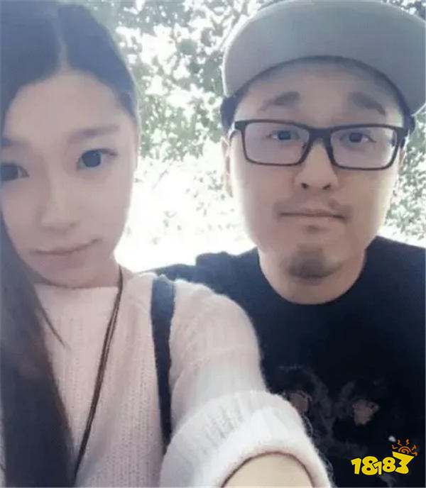 LPL名宿笑笑漫展封神!公主抱女Coser深蹲5个,爆金币347万后,老艺术家的从容藏不住了!