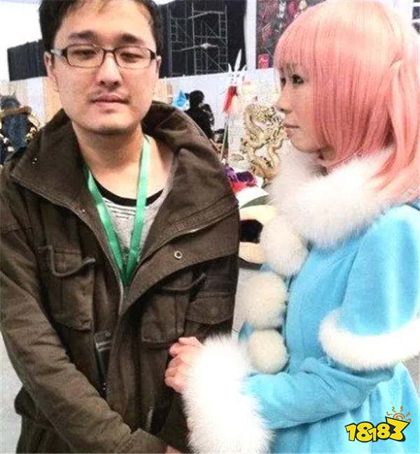 LPL名宿笑笑漫展封神!公主抱女Coser深蹲5个,爆金币347万后,老艺术家的从容藏不住了!