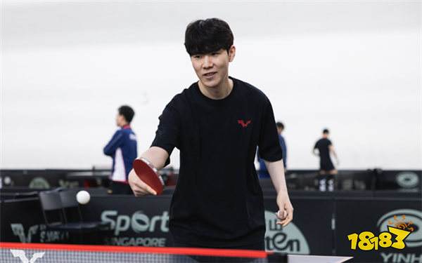 TheShy被WTT世界乒联特邀亮相赛场,和申裕斌对打秀球技,网友:六边形战士实锤了!