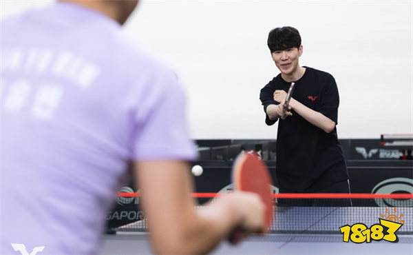 TheShy被WTT世界乒联特邀亮相赛场,和申裕斌对打秀球技,网友:六边形战士实锤了!