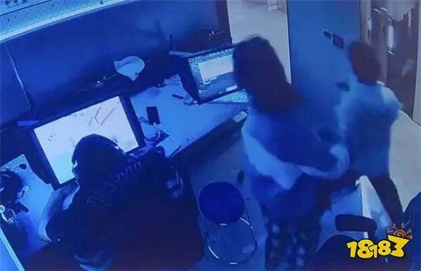 湖南男子网吧打游戏遭陌生女子闯包间骚扰!脱裤动手全程无人管?