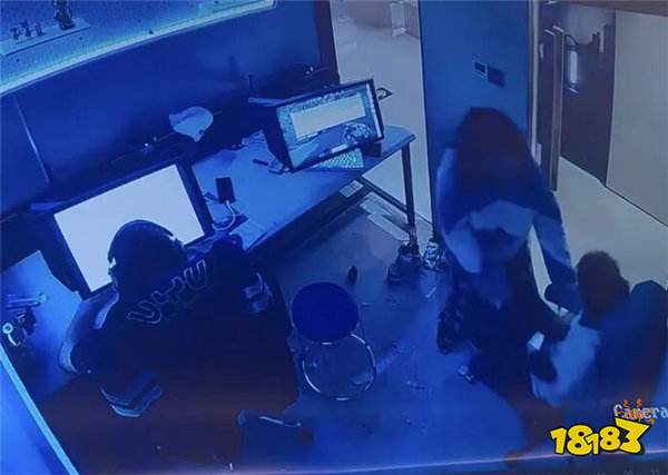 湖南男子网吧打游戏遭陌生女子闯包间骚扰!脱裤动手全程无人管?