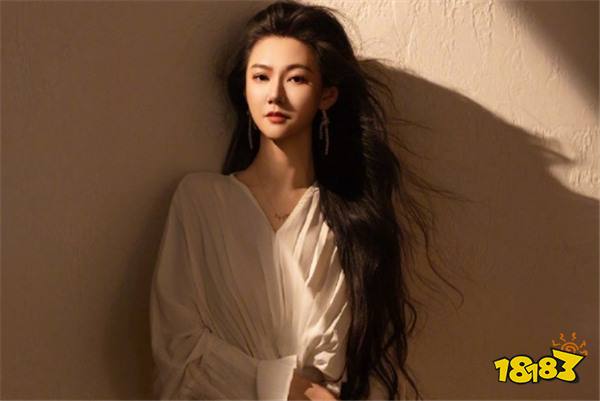 初代LOL女神小蒼直播破防痛哭？！被網(wǎng)友吐槽年紀(jì)太大法令紋明顯！